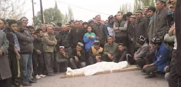 Uygur gencini kırmızı ışıkta katlettiler