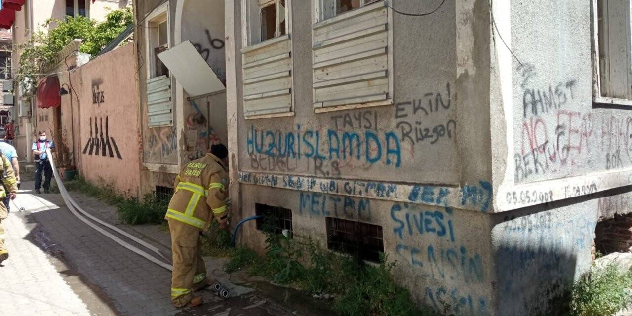Evin bodrum katındaki çöpler tutuştu