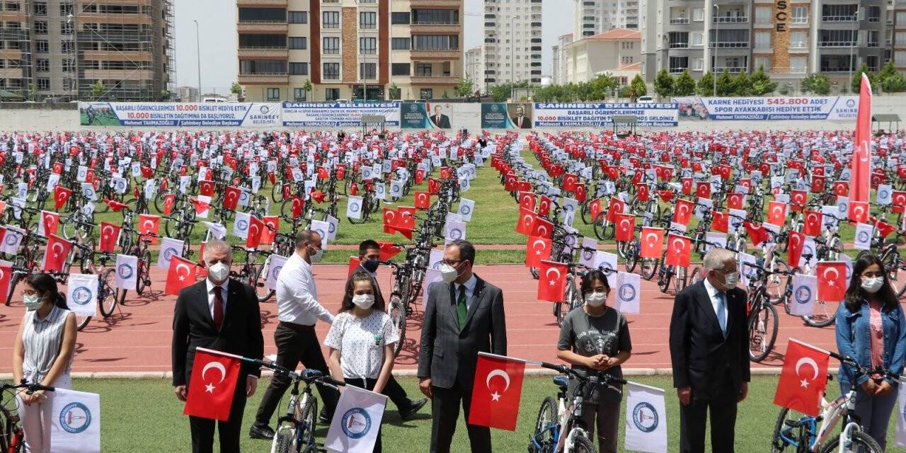 Bakan Kasapoğlu bisiklet dağıtım törenine katıldı