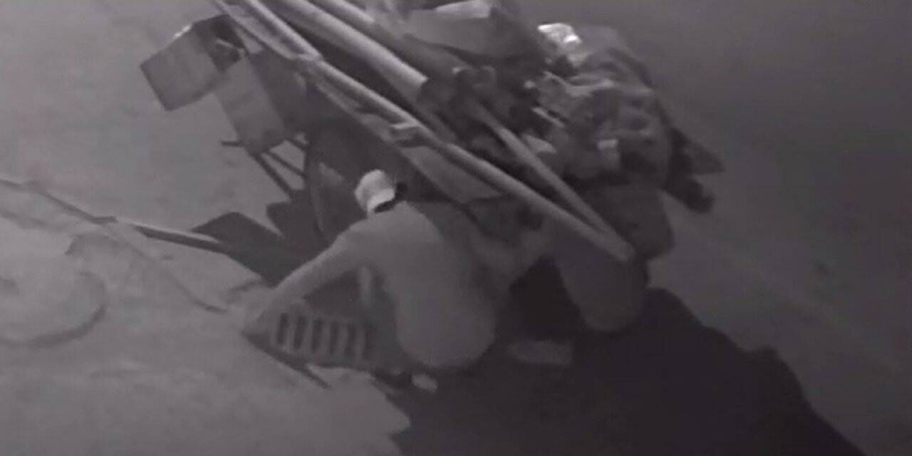 Konya'da hırsızlık! Seyyar arabalarını siper yapıp mazgal kapağı çaldılar