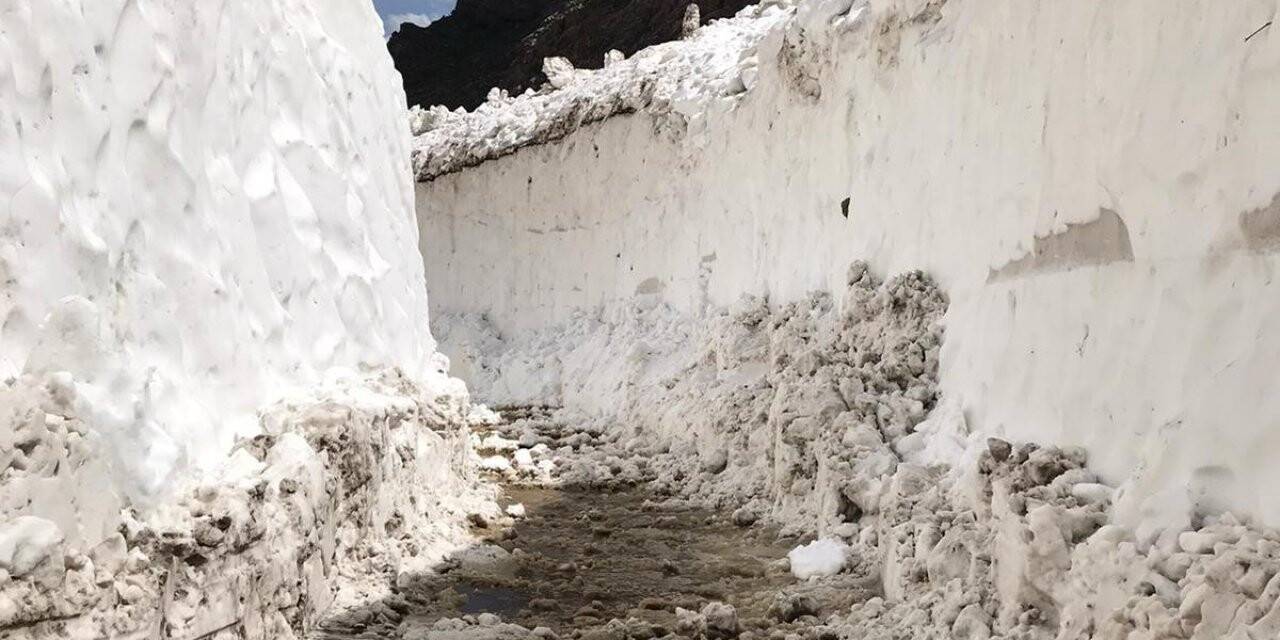 Kar kalınlığının 4 metreyi bulduğu yayla yolu açıldı