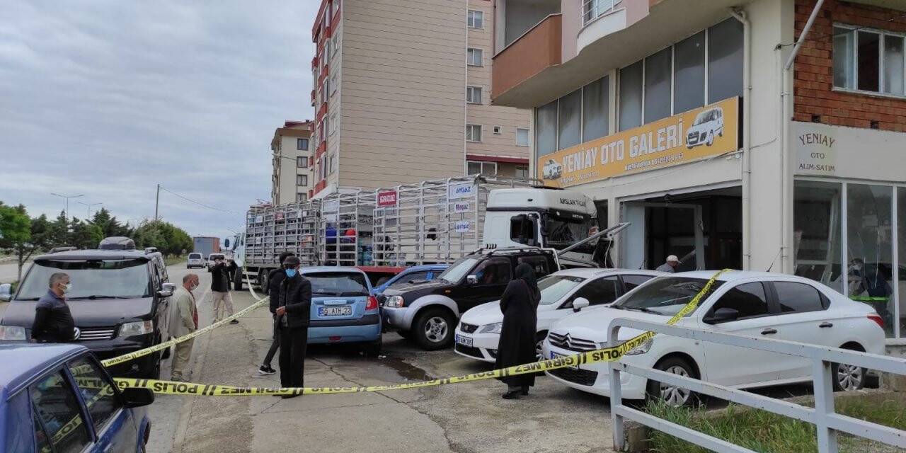 Tüp dolu kamyonet oto galeriye daldı, 7 araç zarar gördü