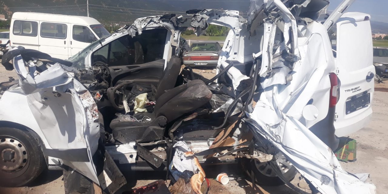Konya'da feci kaza! Tıra arkadan çarpan hafif ticari araçtaki 2 kişi öldü