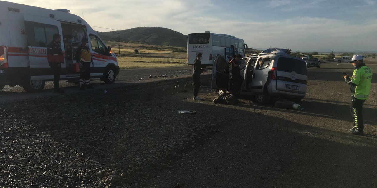 Konya yolunda kaza! Yolcu otobüsü ile hafif ticari araç çarpıştı: 1 ölü, 3 yaralı
