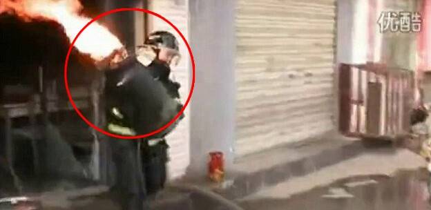 Çinli itfaiyeci alev alan tüpü taşıdı VİDEOHABER