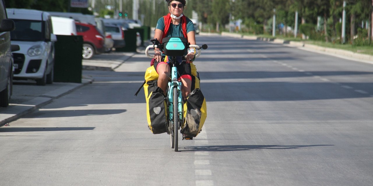 Bisikletle Türkiye turuna çıkan Bengi, Konya'da mola verdi