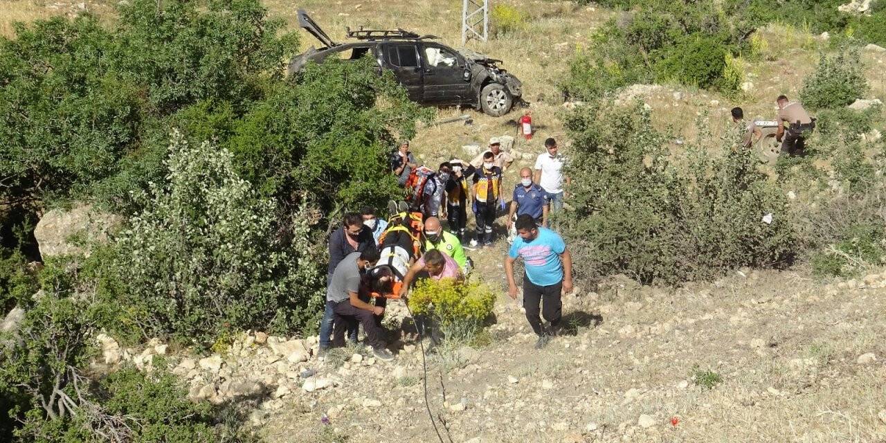 Uçuruma yuvarlanan kamyonetteki kız öğrenciler can pazarı yaşadı