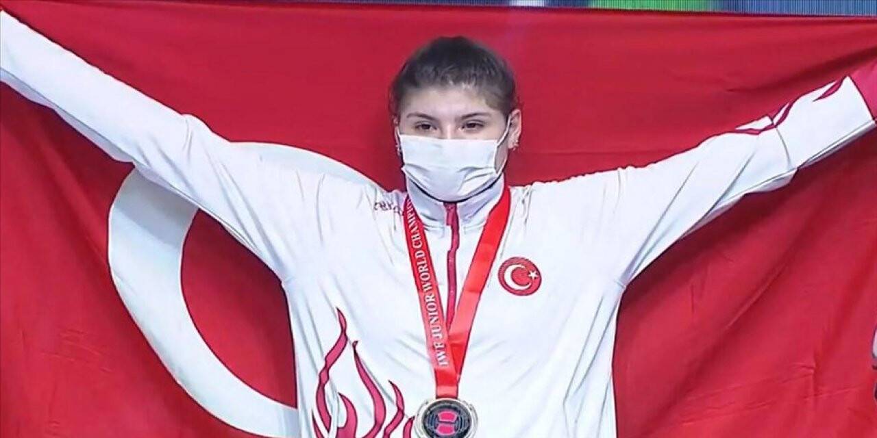 Halterde Dilara Uçan'dan altın madalya