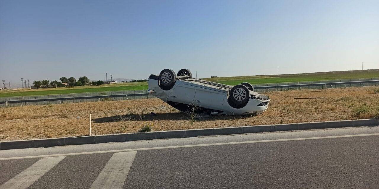 Konya'da kaza! Otomobil refüje takla attı: 3 yaralı