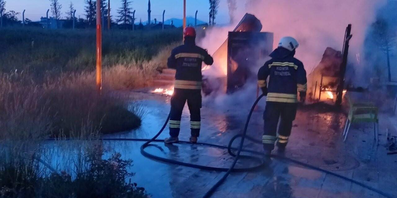 Konya’da büfe yangın çıktı!  Kediler ve köpek kurtarıldı