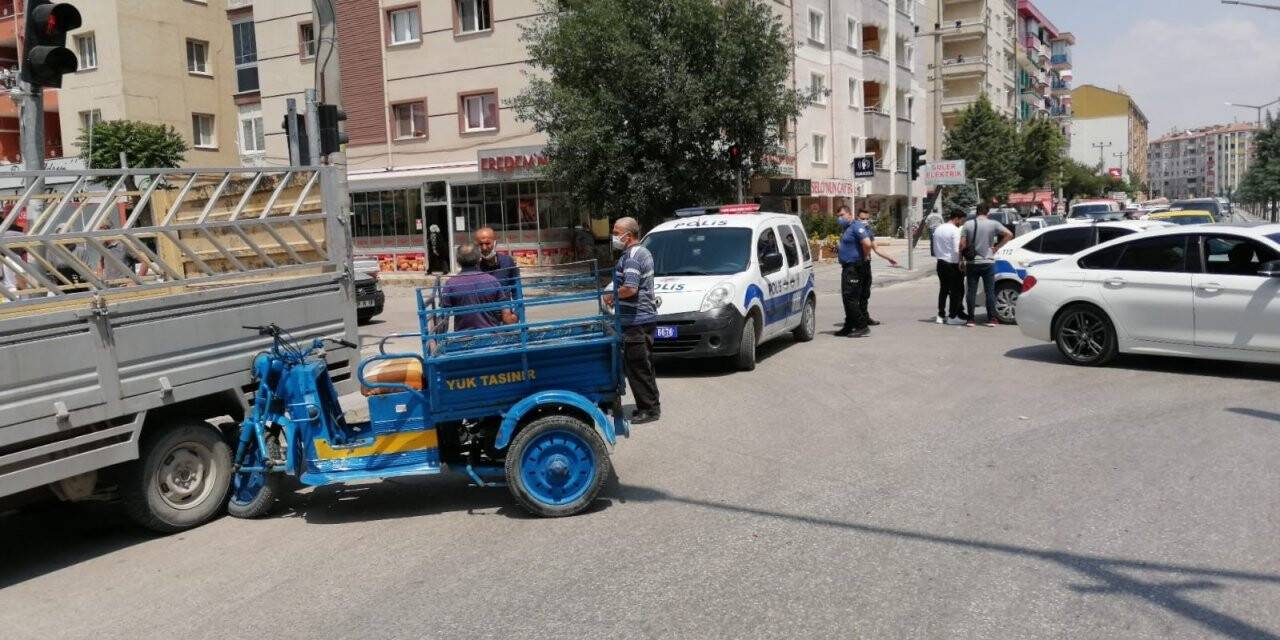 Konya'da otomobil ile üç tekerlekli motosikletin kaza anı kamerada