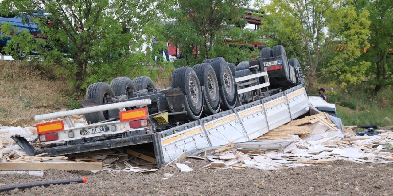 Konya yolunda feci kaza! Mermer yüklü tır devrildi: 1 ölü, 1 ağır yaralı