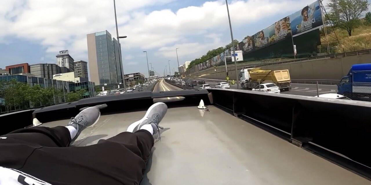 Metrobüsün üstünde tehlikeli yolculuk kamerada