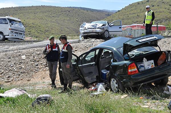 Konya'da iki otomobil çarpıştı: 1 ölü, 3 yaralı