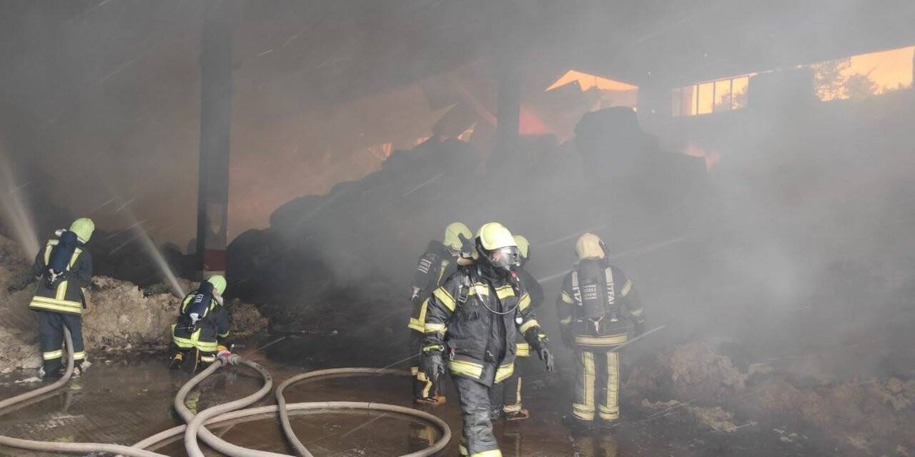 İplik fabrikasının pamuk deposu alevlere teslim oldu