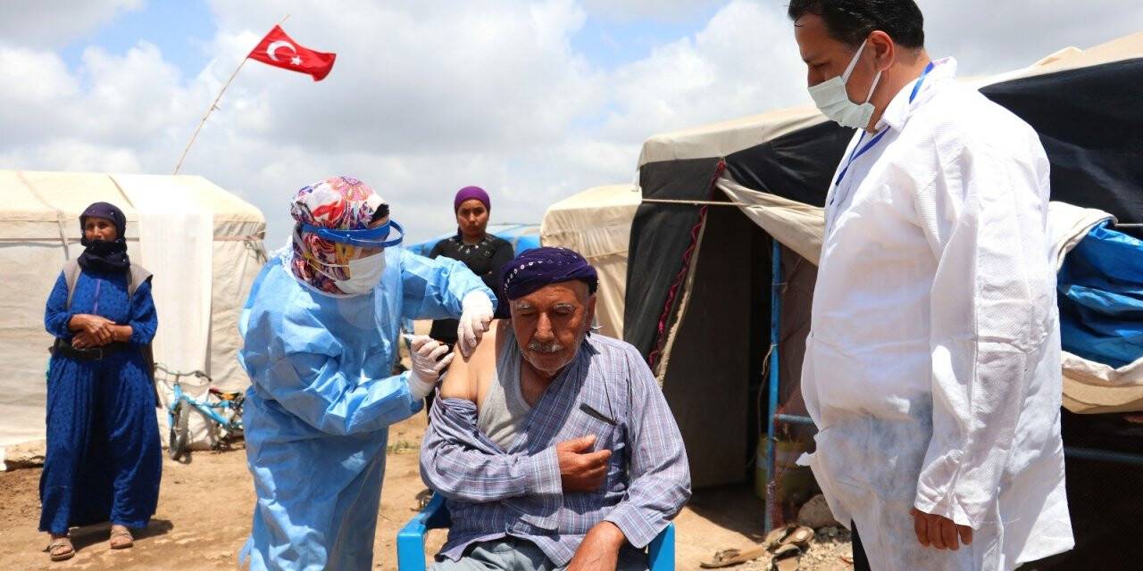 Tarım işçileri çadırlarda aşılanıyor