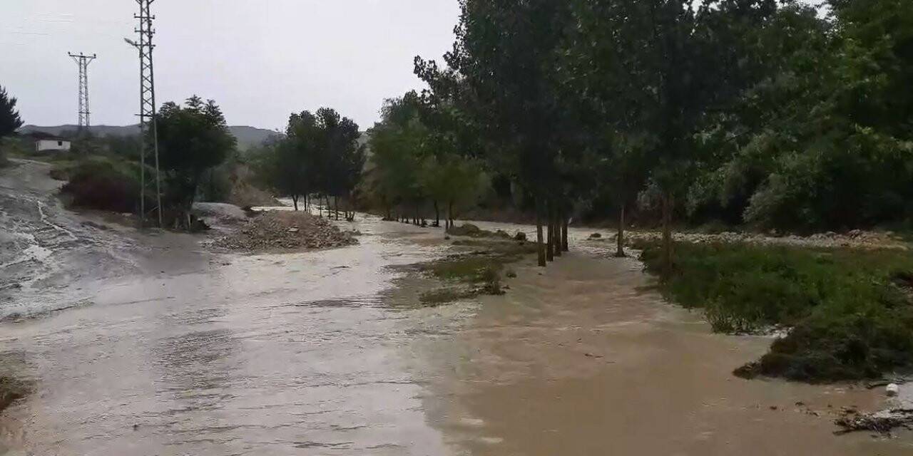 Sağanak yağış dereyi taşırdı