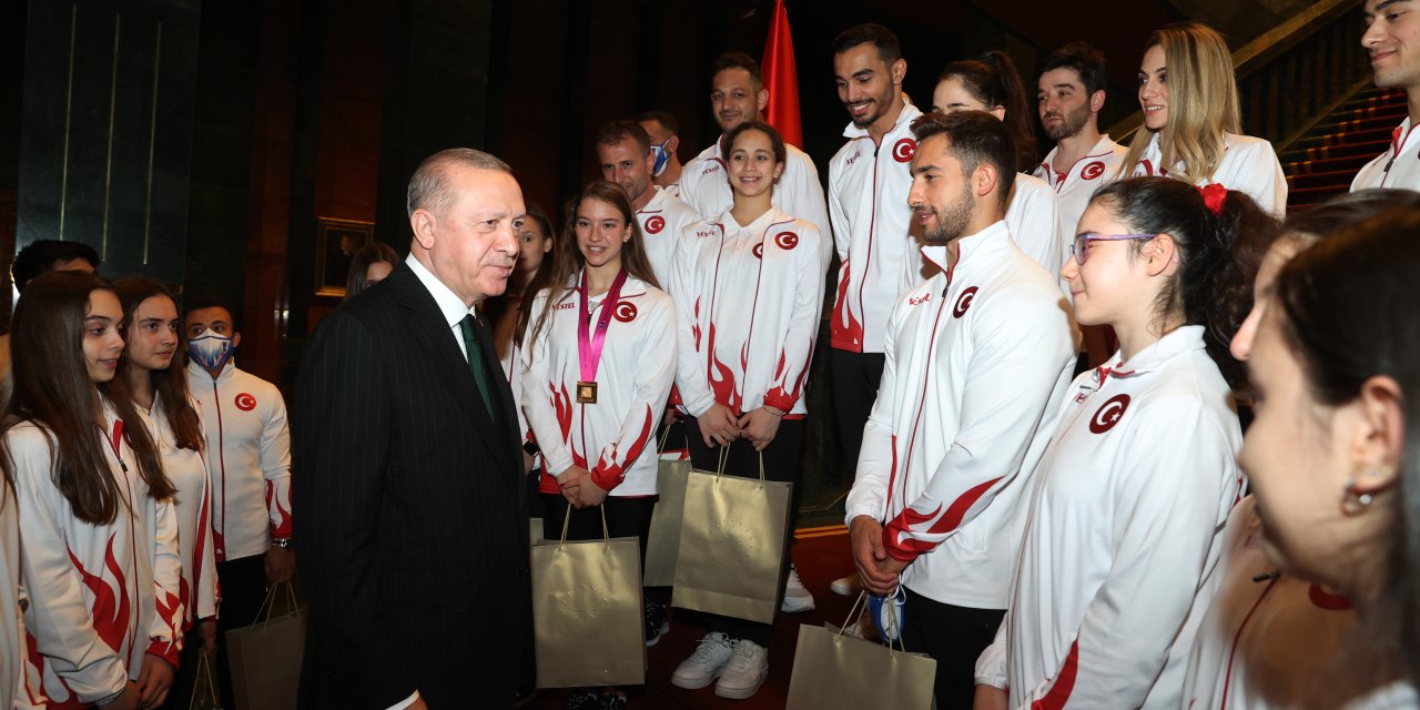 Cumhurbaşkanı Erdoğan, Elif Ceren Çolak'ın da olduğu milli sporcuları kabul etti