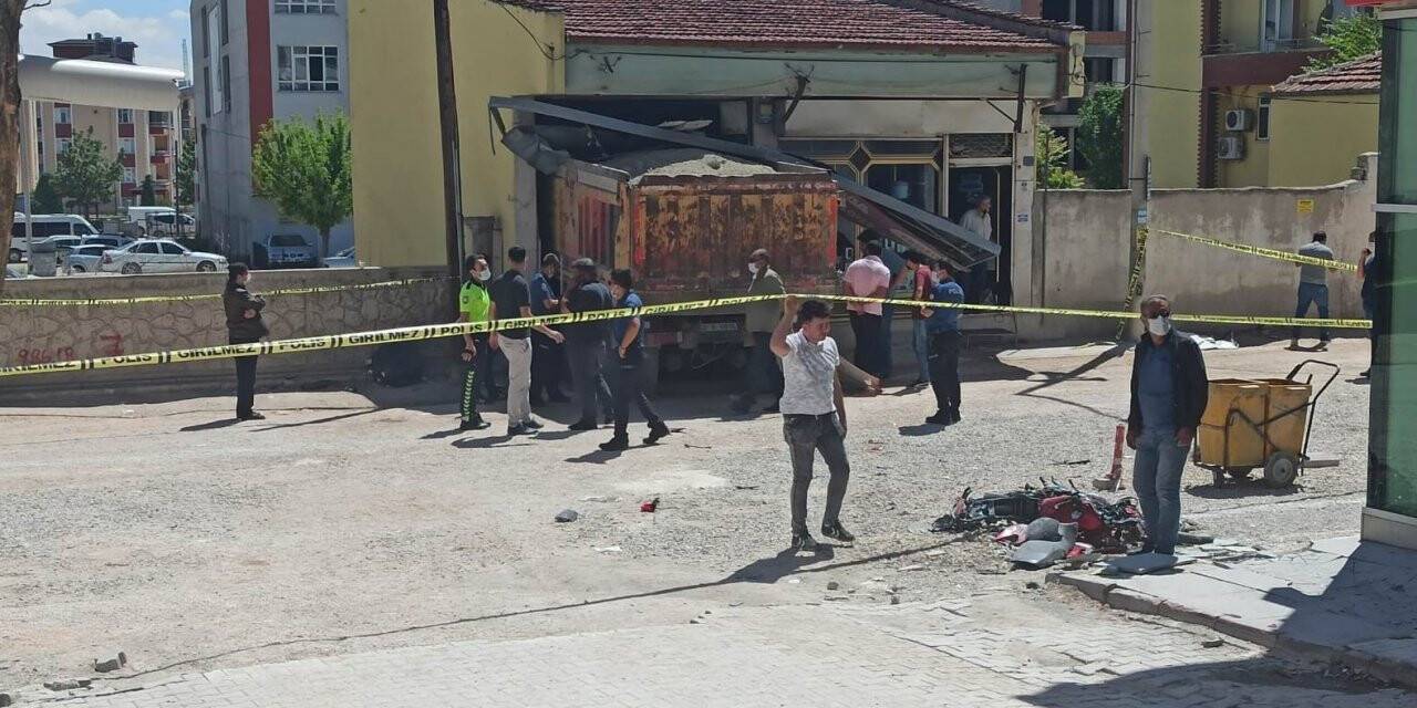 Konya'da freni patlayan hafriyat yüklü kamyon, 3 aracı ve 1 motosikleti ezip dükkana girdi