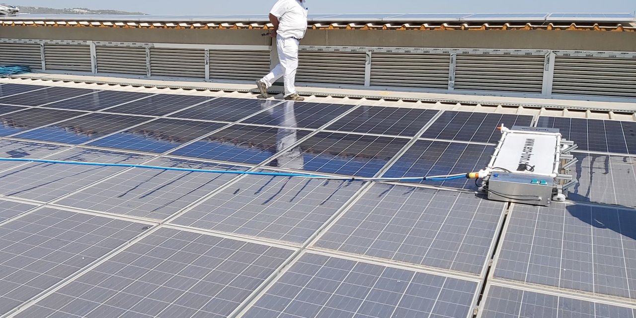 Panel temizleyen robotlar, güneş santrallerinde enerji verimliliğini artırıyor