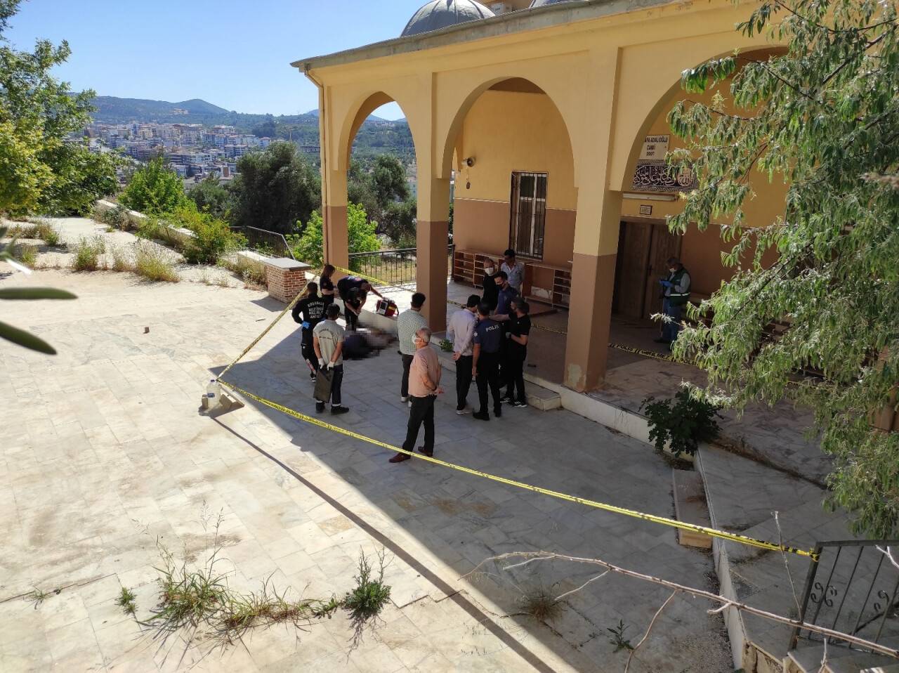 Camide kafasından vurulmuş halde bulundu