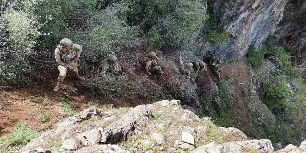 Bakan Akar: Suriye ve Irak'ta toplam 352 terörist öldürüldü
