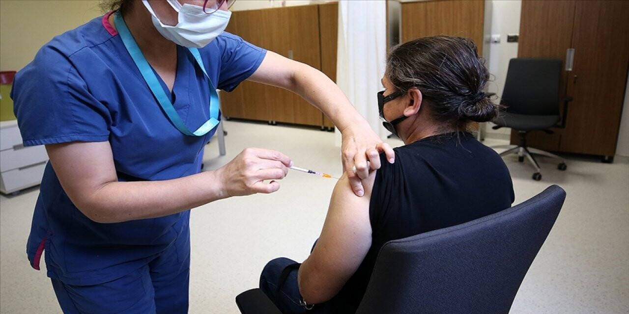 Bakan Selçuk: Tüm öğretmenler ve eğitim çalışanlarına Kovid-19 aşısı randevuları verilmeye başlandı