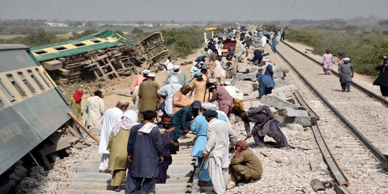 Pakistan’da iki yolcu treni çarpıştı: 30 ölü, 50 yaralı