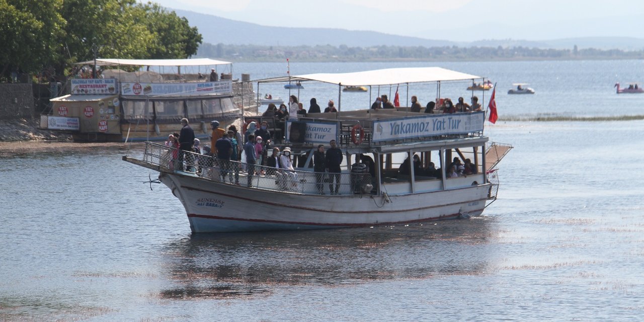 Beyşehir Gölü'nde gezinti yatları yasak olmayan günlerde mesaisini sürdürüyor