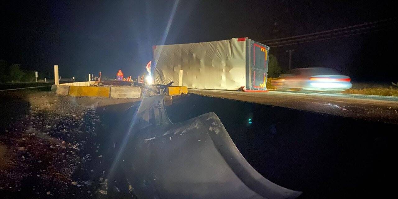 Konya yolunda kaza! Demir sac yüklü kamyonet yol ortasına devrildi