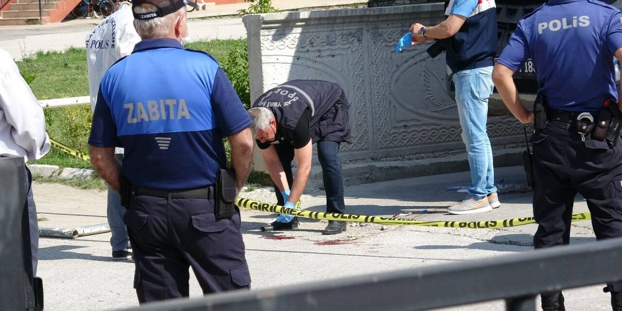 Emekli asker olan baba oğul çöp kamyonunun altında kaldı, baba öldü oğlu ağır yaralı