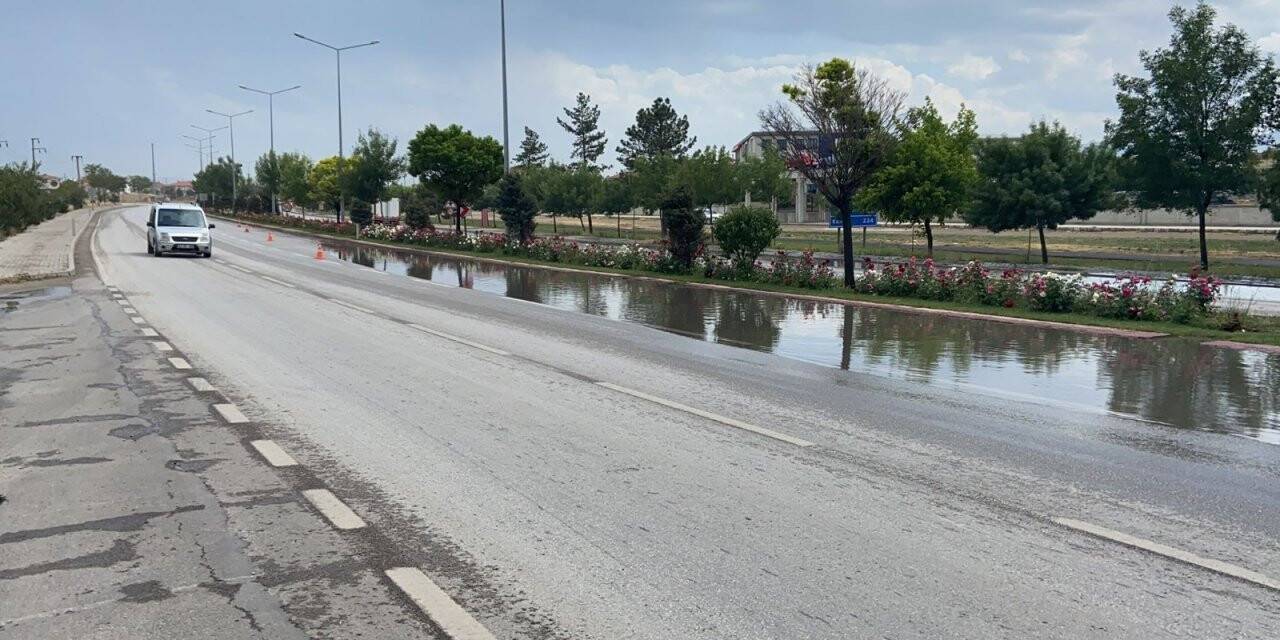 Su birikintisi sürücülere zor anlar yaşattı