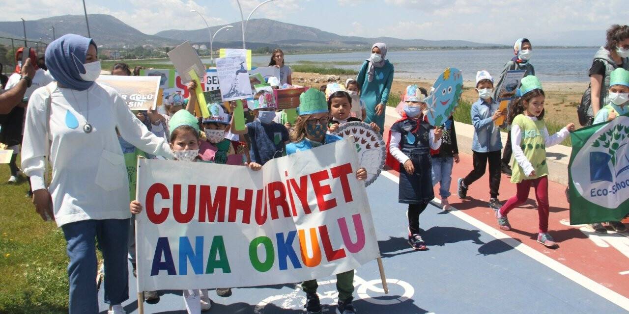 Göl kıyısında yürüyüş yapan öğrenciler ‘Beyşehir Gölü kurumasın, hayat durmasın’ dedi