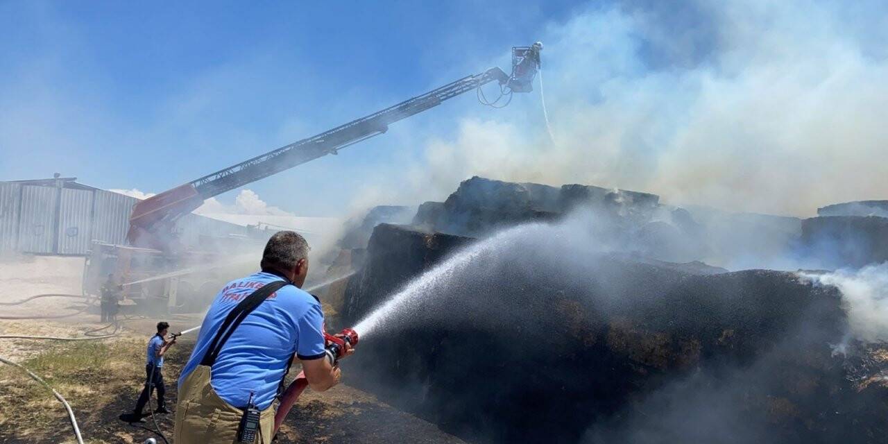 380 ton saman balyası küle döndü