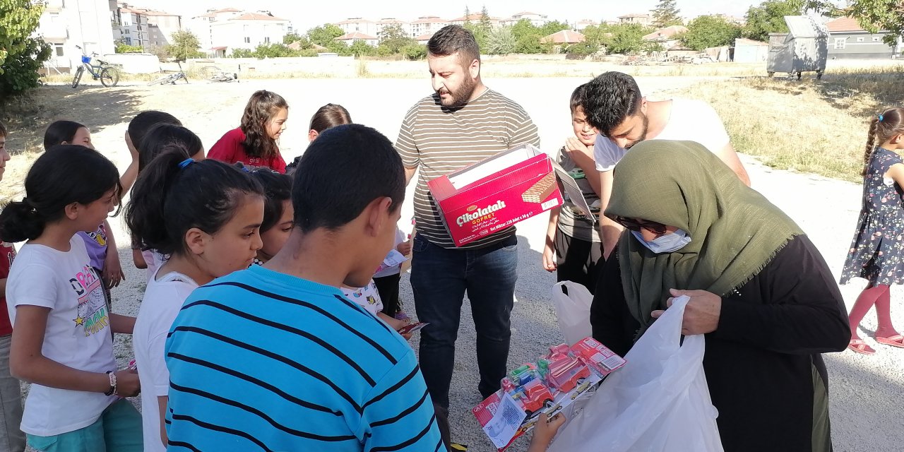Konya'da şehit annesi çocuklara oyuncak ve çikolata dağıttı