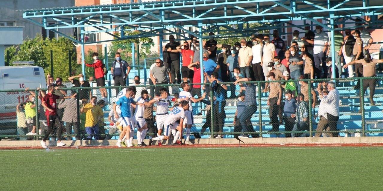 Yeşil saha boks ringine döndü