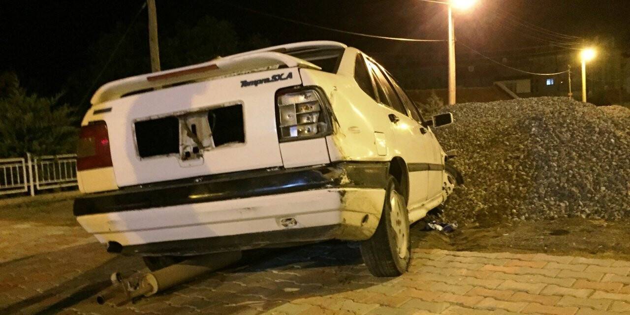 Karşı şeride geçen otomobil devrilmekten son anda kurtuldu