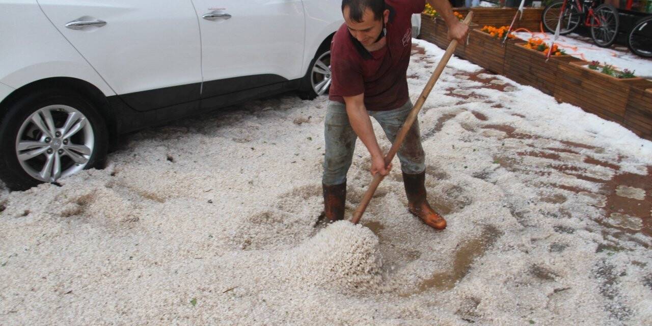 Dolu yağışıyla sokaklar beyaza büründü, dolu yığınları kamyonlarla taşındı