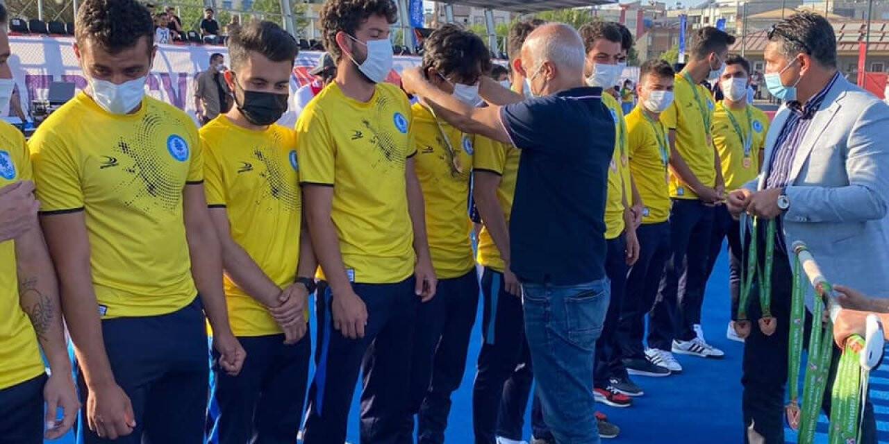 Selçuklu Belediyespor kupasını aldı