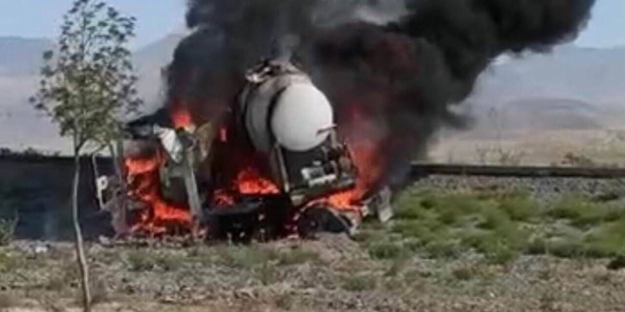 Konya'da tekeri kilitlenen tanker alev topuna döndü, sürücü son anda kurtuldu