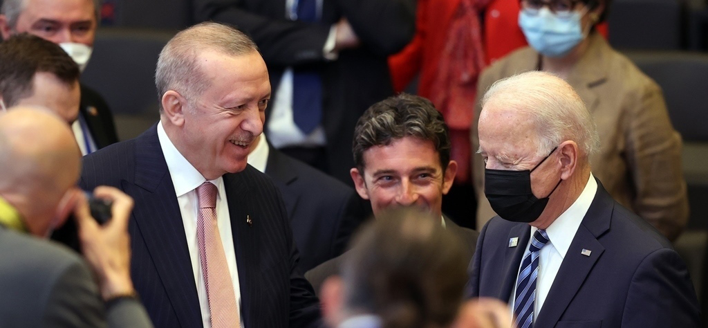 Joe Biden Erdoğan'ın yanına geldi ve sohbet etti (VİDEO)