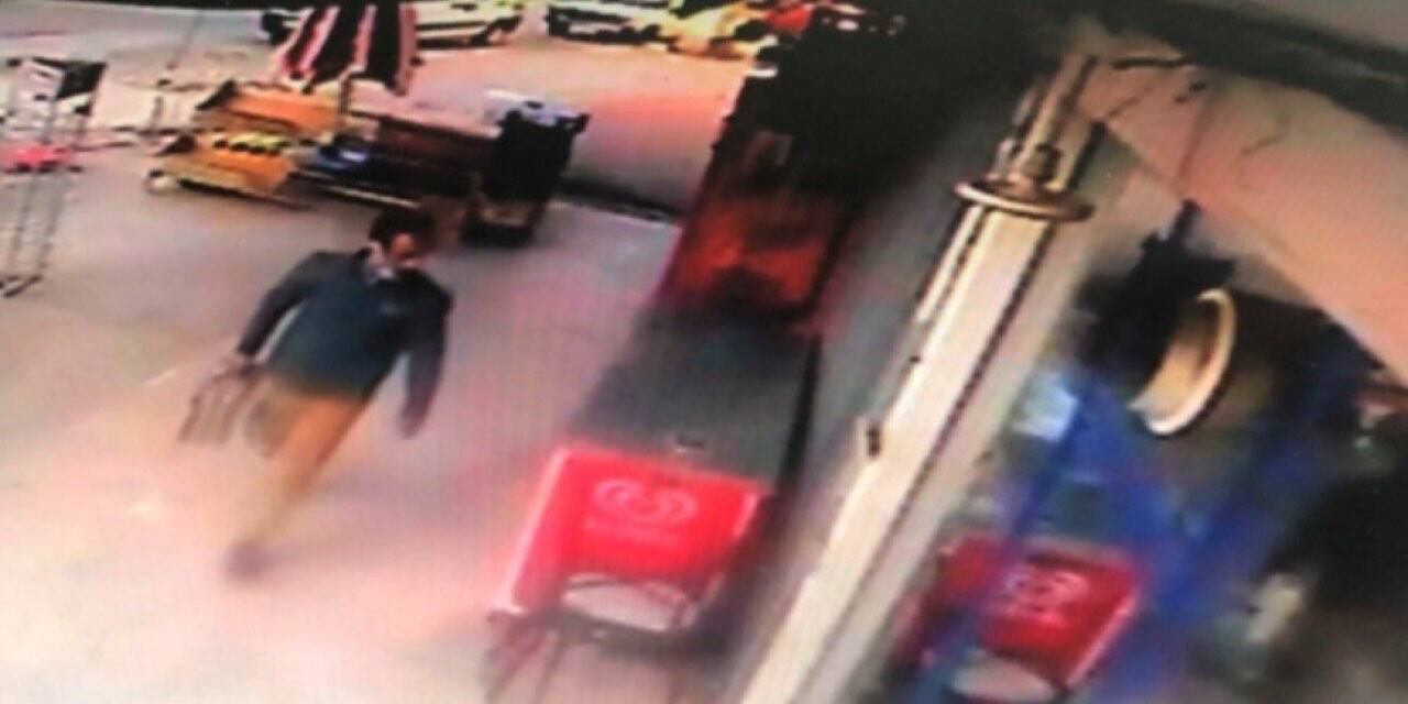 Market önündeki paketli gazetelerin çalınması kamerada