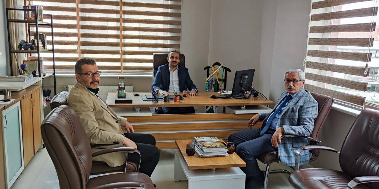 Yarar ve Pekergin'den Pusula'ya ziyaret