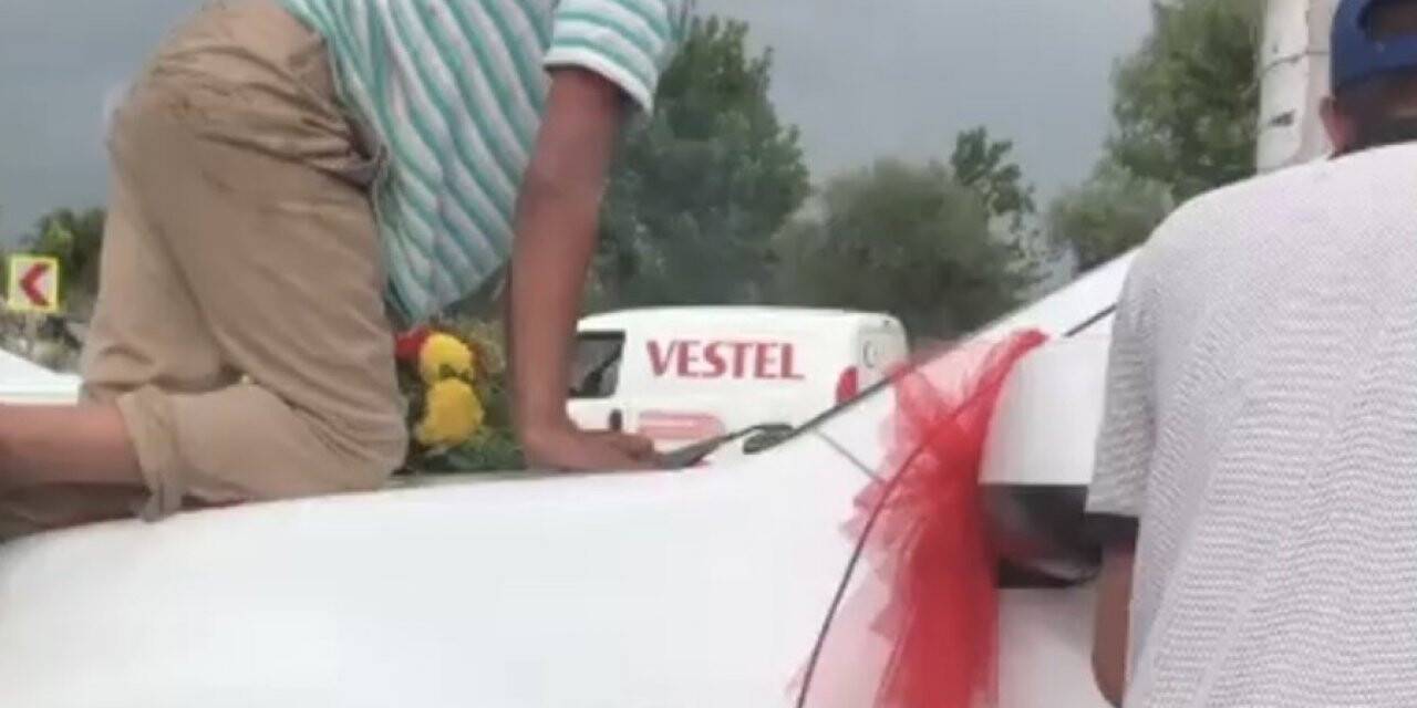 Ölümüne bahşiş mesaisi...Gelin arabasının üzerine böyle çıktı