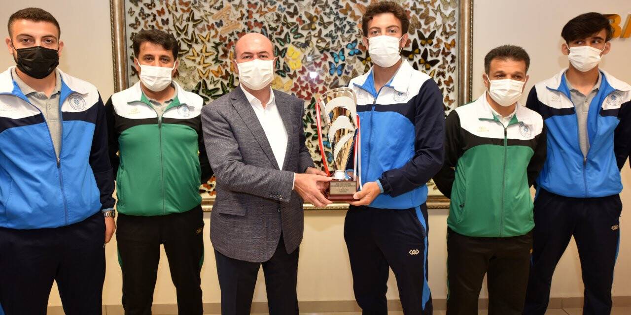 Selçuklu Belediyespor Kulübü Hokey takımından Başkan Pekyatırmacı’ya ziyaret