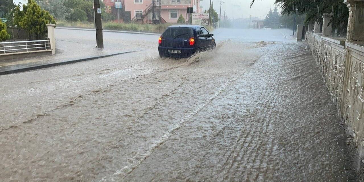 Başkent’te sağanak yağış sonrası meydana gelen sel hayatı olumsuz etkiledi