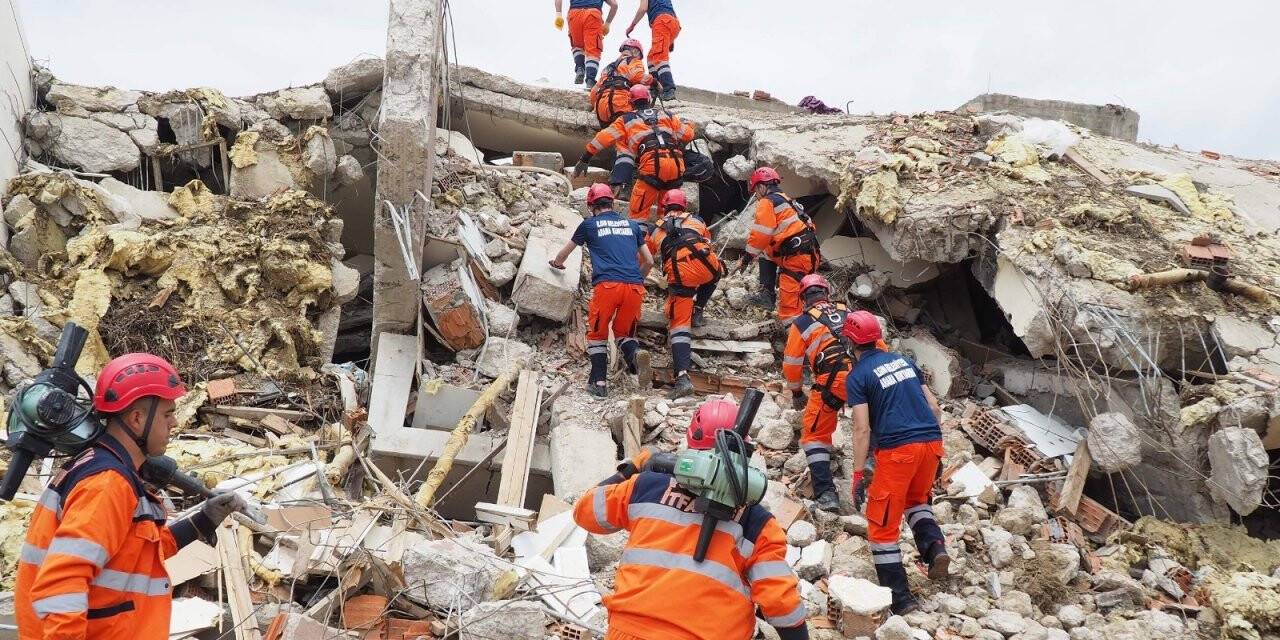Konya Büyükşehir İtfaiyesi’nden nefes kesen deprem tatbikatı