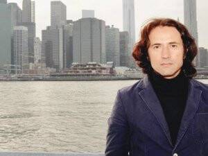 Şarkıdan Önce Ezan Okudu