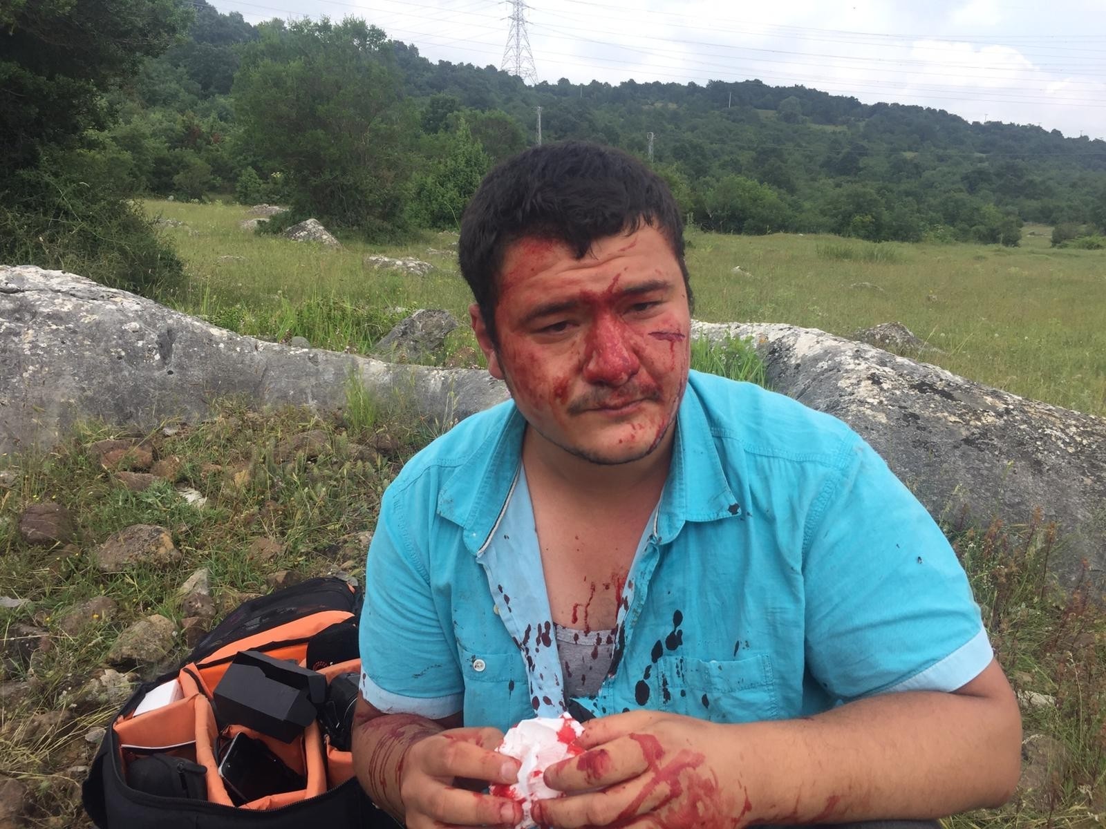 İYİ Parti'li Lütfü Türkkan'ın çiftliğindeki yıkımı takip eden muhabir saldırıya uğradı