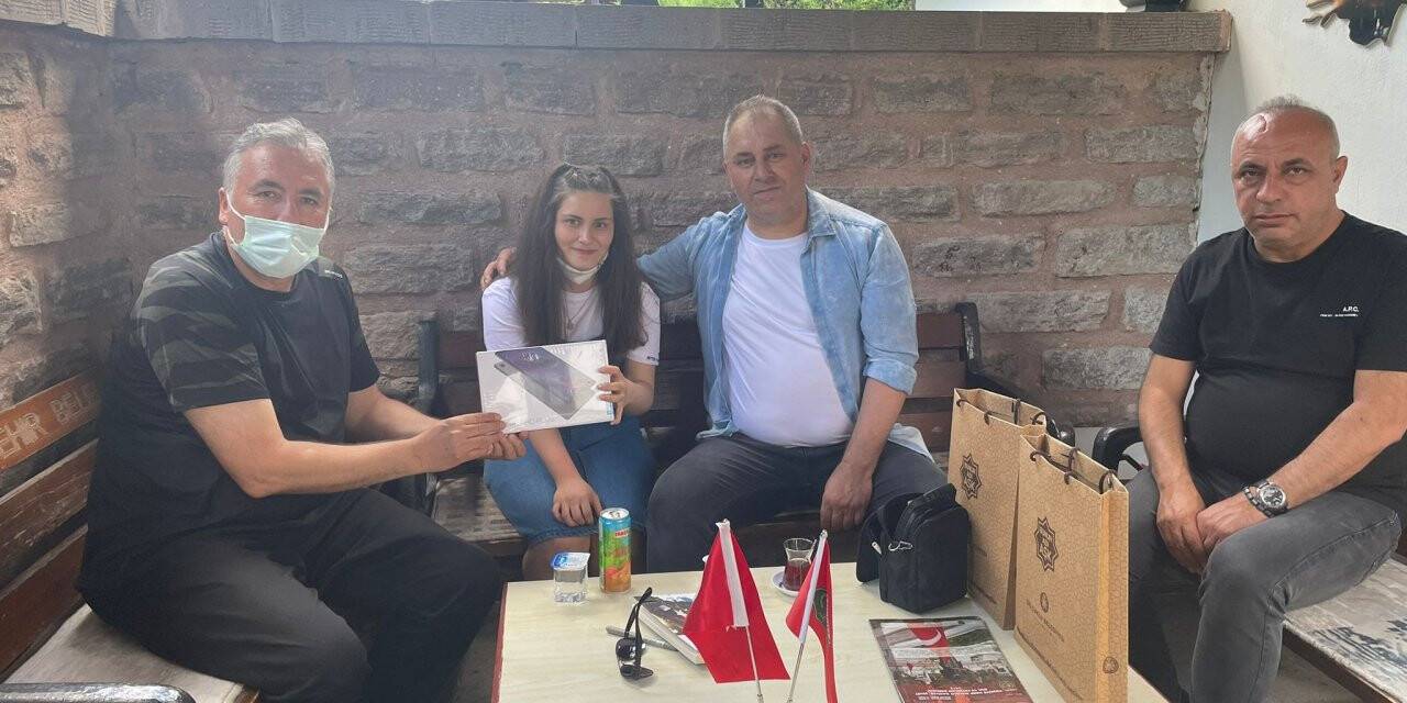 Kazandığı tableti şehit ailelerine bağışladı! Nisanur bir kez daha alkış aldı